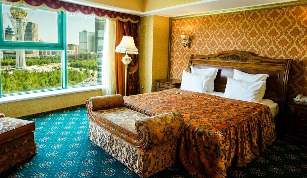 Сьюит (Улучшенный люкс) отеля Diplomat, Астана