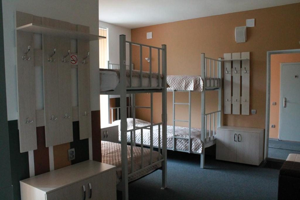 Номер (Кровать в общем номере для мужчин и женщин с 10 кроватями) отеля Лазурь, Тверь