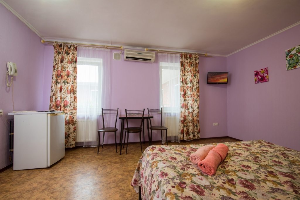 Двухместный (Стандарт с одной двуспальной кроватью) гостевого дома Альтаир, Краснодар