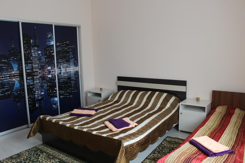 Двухместный (Двухместный номер с 1 двуспальной кроватью и дополнительной кроватью) хостела Nice Travel, Астана