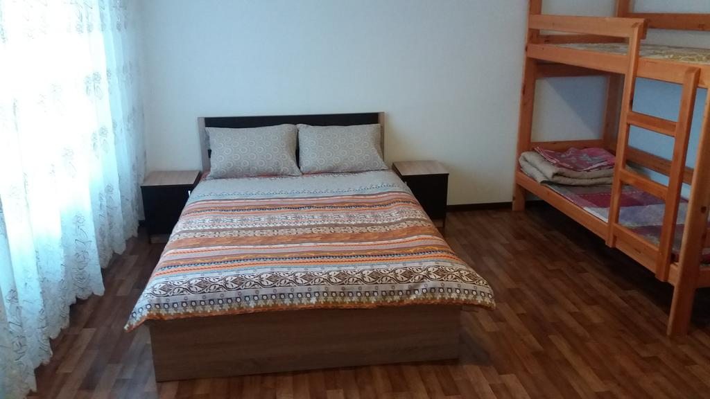 Двухместный (Двухместный номер с 1 двуспальной кроватью и дополнительной кроватью) гостевого дома Нурсат, Астана
