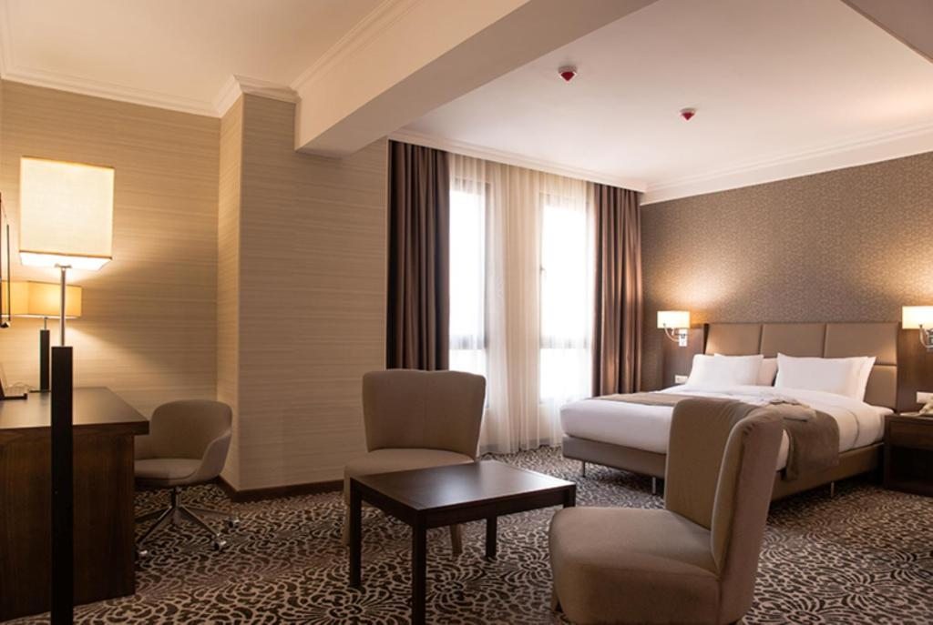 Двухместный (Представительский номер с кроватью размера «king-size» - Для некурящих) отеля Holiday Inn, Актау
