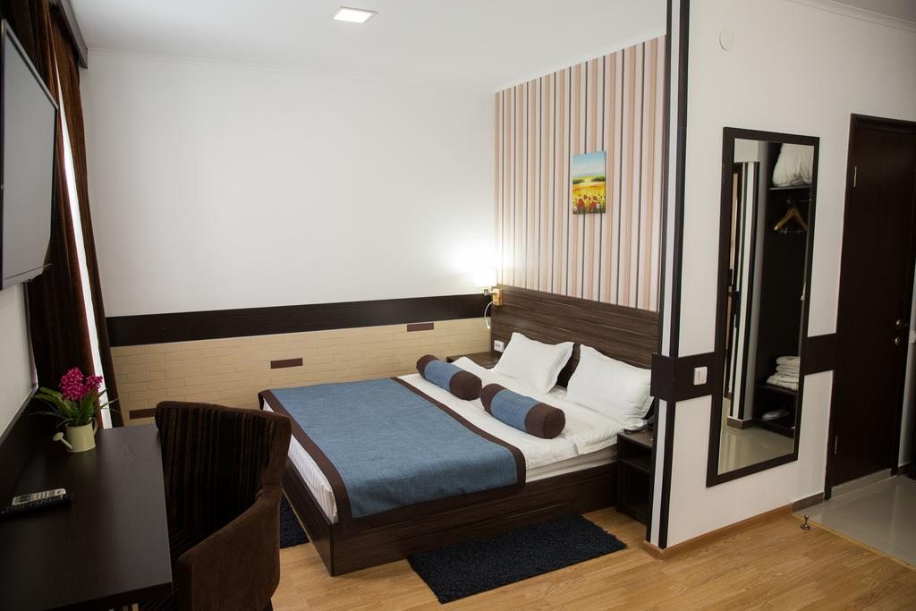 Двухместный (Двухместный номер Делюкс с 1 кроватью, балконом и видом на море) гостиничного комплекса Достар, Актау