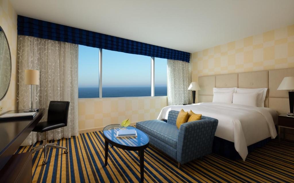 Двухместный (Полулюкс с 1 спальней, 1 кровать размера «king-size», великолепный вид на море, угловой номер) отеля Ренессанс Актау