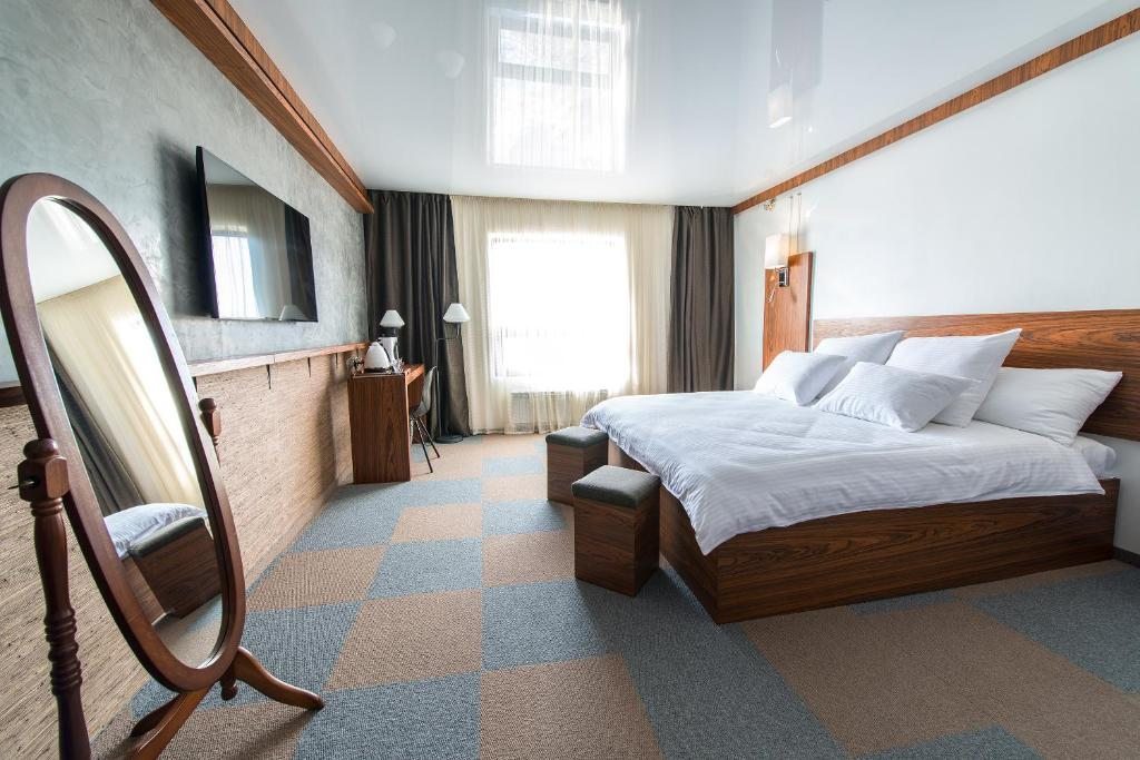 Двухместный (Улучшенный двухместный номер с 1 кроватью и собственной ванной комнатой) отеля OZZ, Караганда