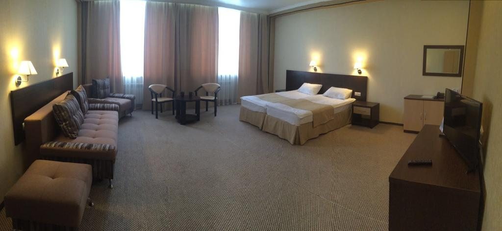 Двухместный (Двухместный номер с 2 отдельными кроватями и дополнительной кроватью) отеля Меридиан, Караганда