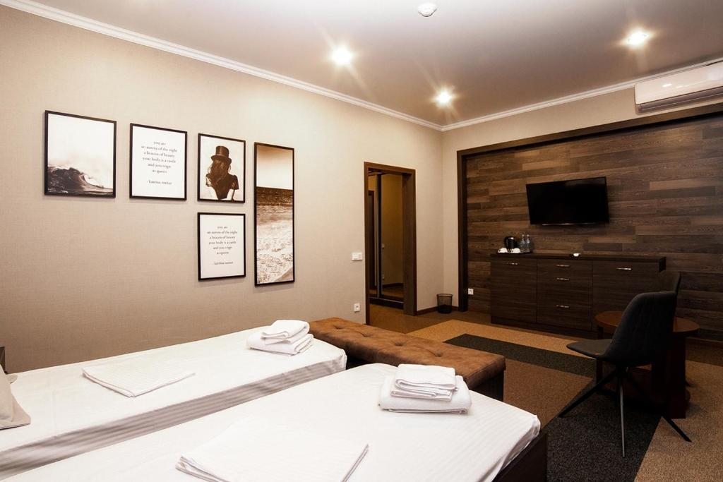 Двухместный (Просторный двухместный номер с 2 отдельными кроватями) отеля Меридиан, Караганда
