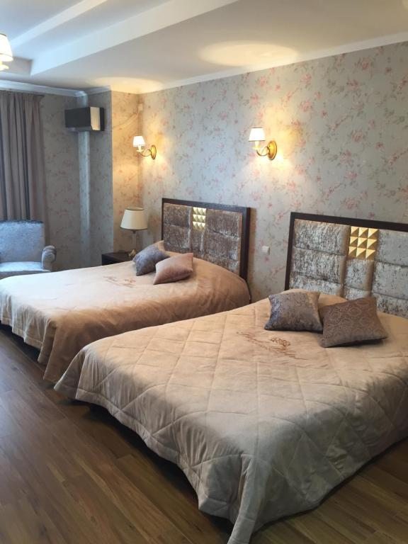Двухместный (Улучшенный двухместный номер с 2 двуспальными кроватями) отеля Парк, Караганда