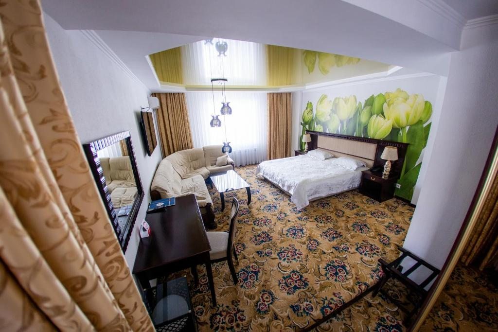 Сьюит (Люкс с двуспальной кроватью) отеля Метелица, Караганда