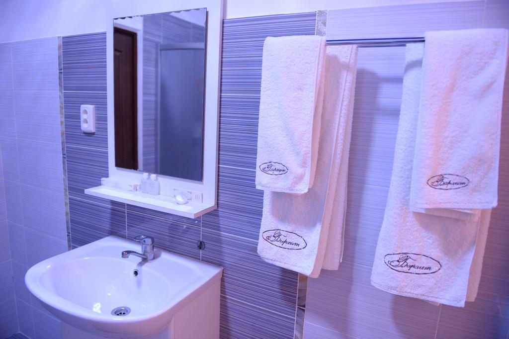 Двухместный (Улучшенный двухместный номер с 2 отдельными кроватями) отеля Бархат, Тараз