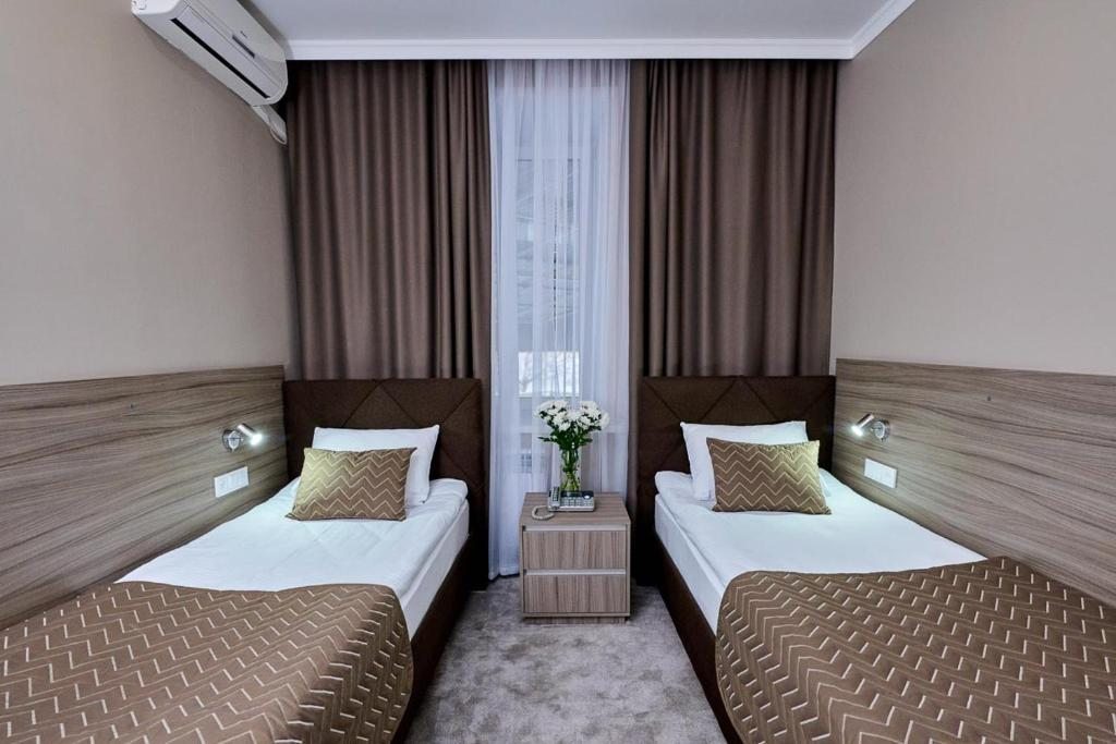 Двухместный (Улучшенный двухместный номер с 2 отдельными кроватями) отеля Гостиница Виктория, Уральск