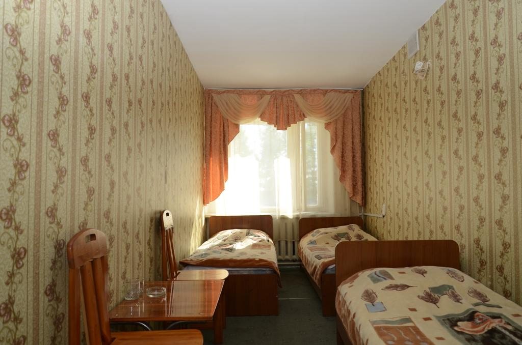 Номер (Кровать в общем номере с 3 кроватями.) отеля Регистан, Усть-Каменогорск