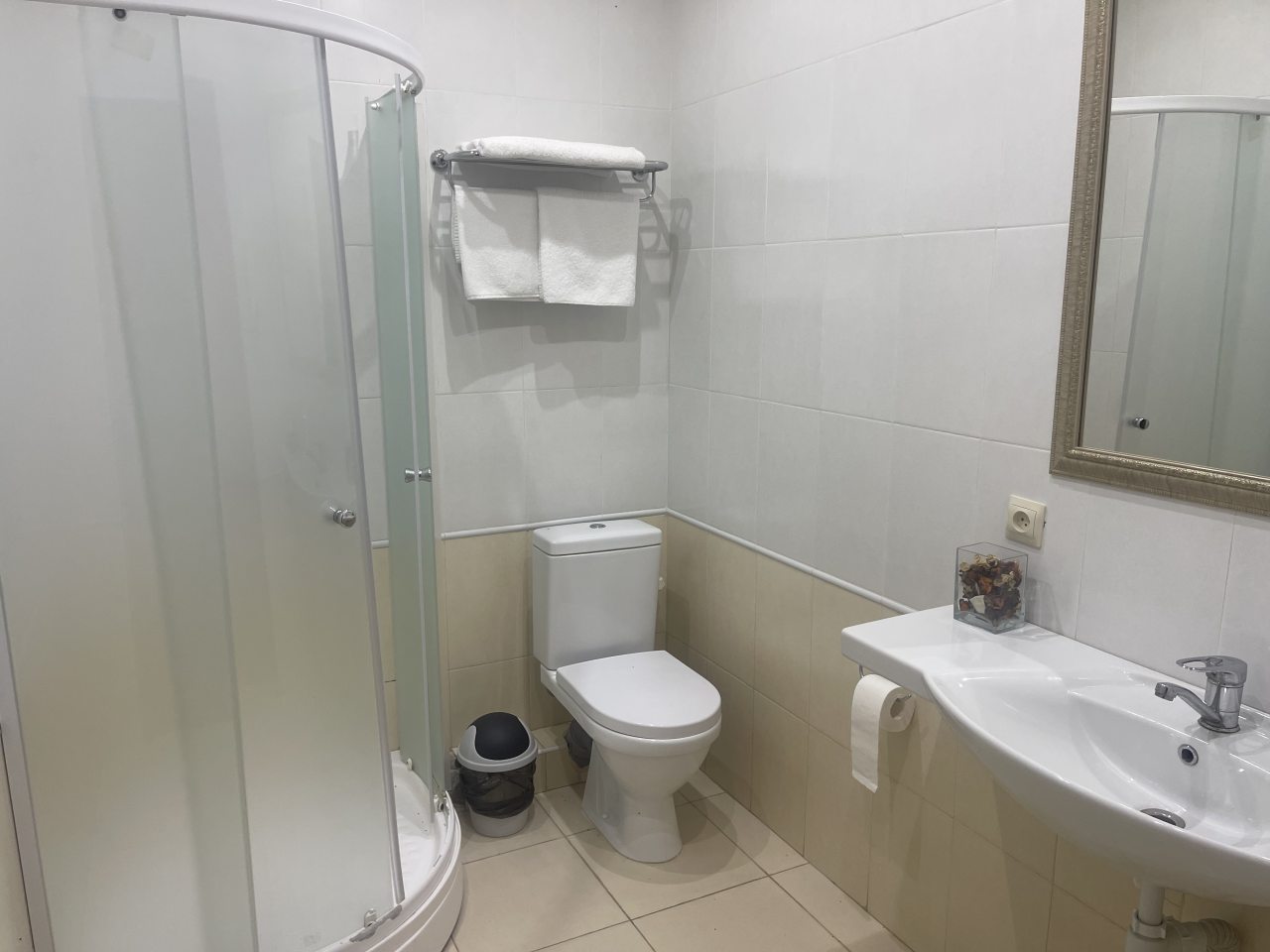 Ванная комната с душевой кабиной в номере.