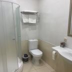 Ванная комната с душевой кабиной в номере.