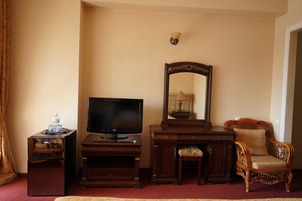 Оснащение номера с двуспальной кроватью.