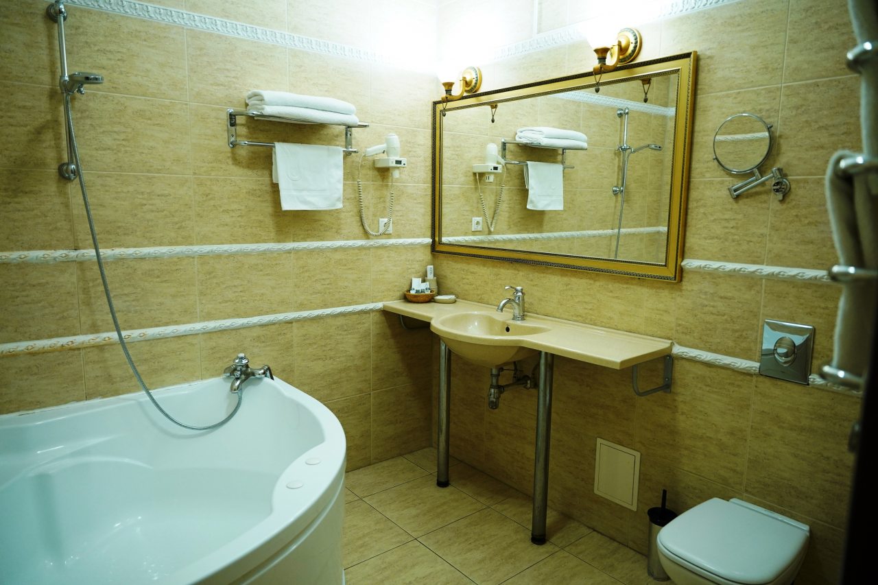 Ванная комната с ванной в номере.