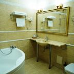 Ванная комната с ванной в номере.