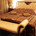 Двуспальная кровать в номере категории Люкс премиум.