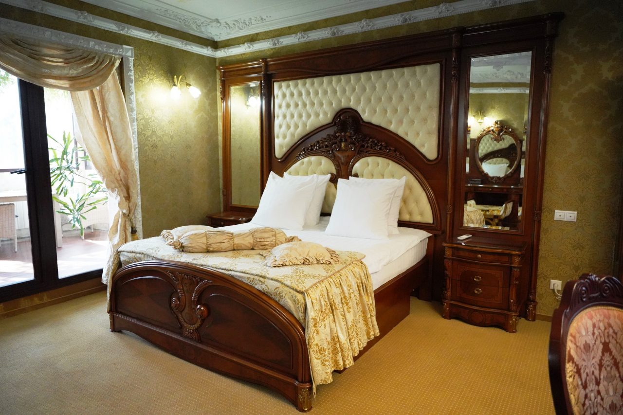 Кровать в номере.