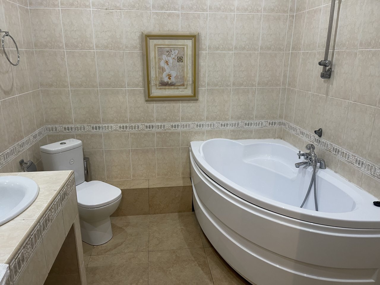 Ванная комната с ванной в номере.