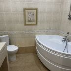 Ванная комната с ванной в номере.