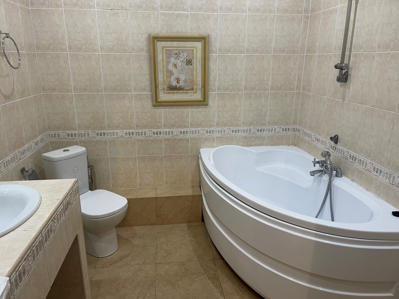 Ванная комната с ванной в номере.