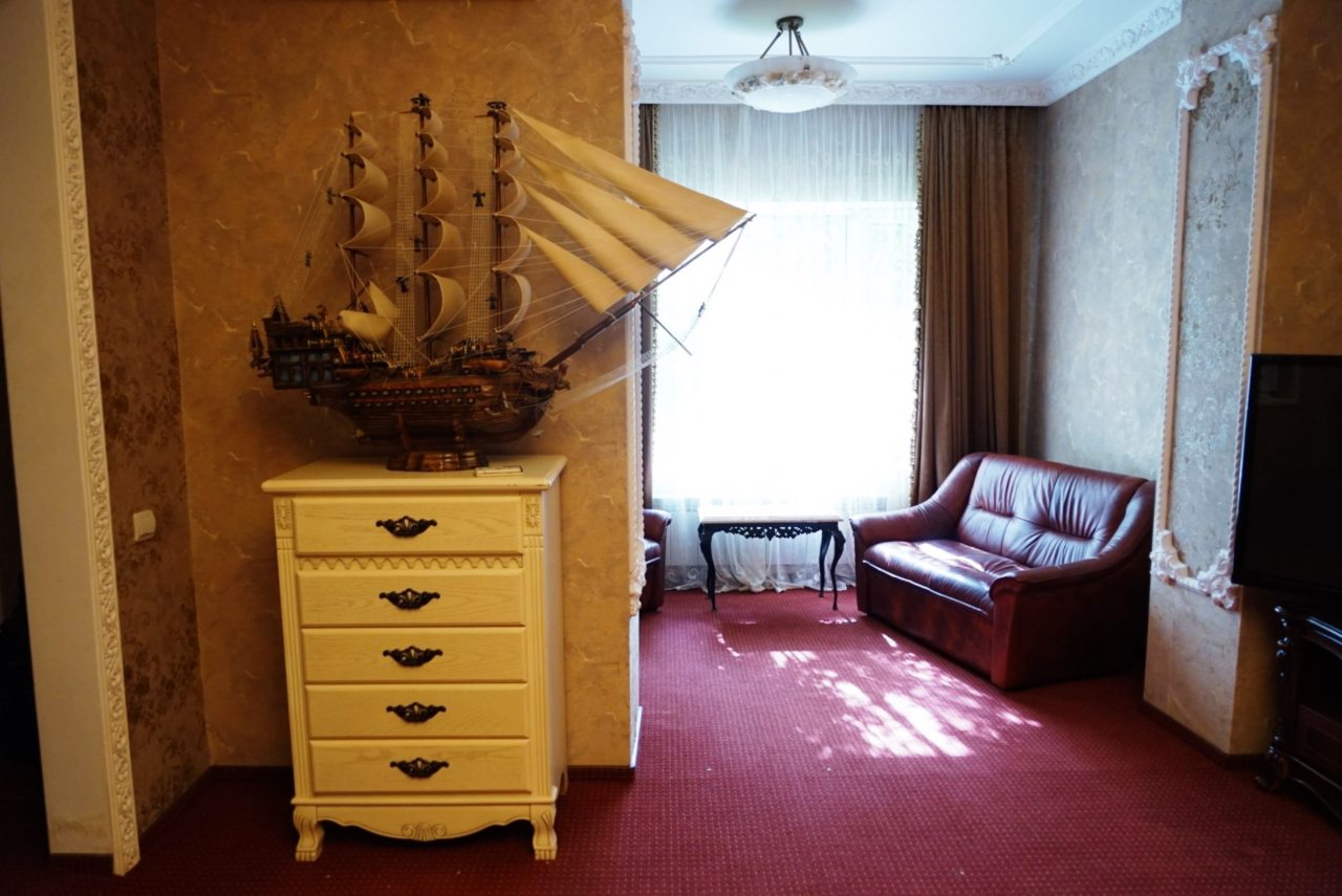 Гостиная в номере.