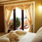 Двуспальная кровать в номере Люкс с джакузи.