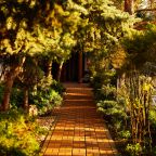 Дорожки на территории в отеле.