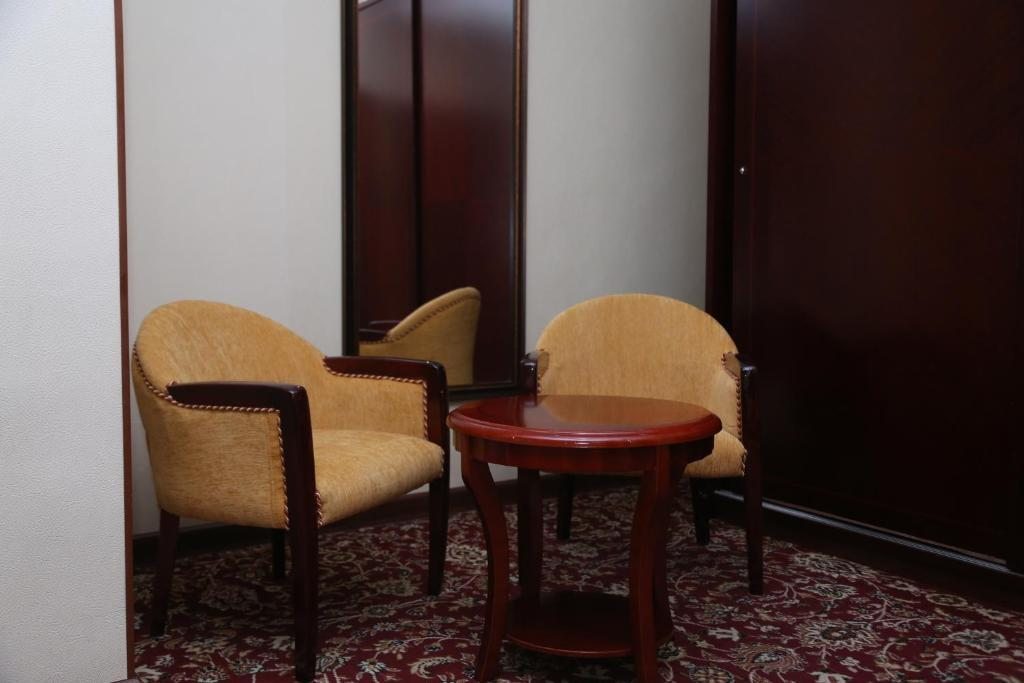 Четырехместный (Улучшенный номер с 2 кроватями размера «queen-size») отеля Сары Арка, Шымкент