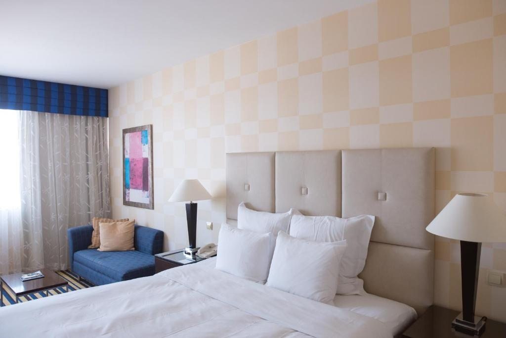 Двухместный (Клубный номер с кроватью размера «king-size» и правом посещения клубного лаунджа) отеля Ренессанс Атырау