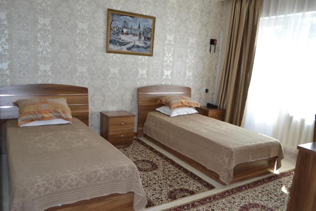 Двухместный (Двухместный номер с 2 отдельными кроватями и балконом) отеля Гранд, Кызылорда