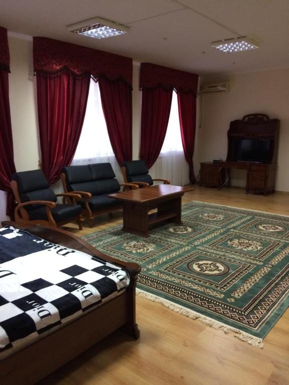 Сьюит (Люкс с кроватью размера «king-size» и балконом) отеля Sirdaria, Кызылорда