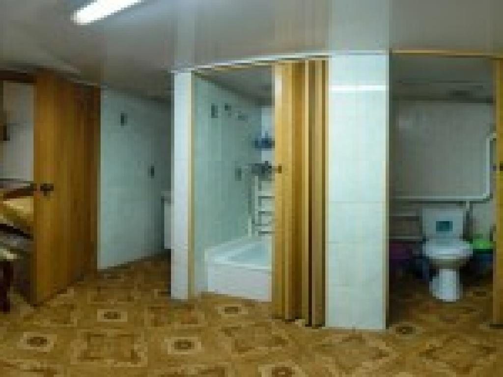Четырехместный (Четырехместный номер с ванной комнатой) гостиницы Ленина, 28, Задонск