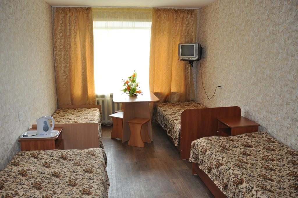 Четырехместный (Стандартный четырехместный номер) отеля Континент, Лисаковск