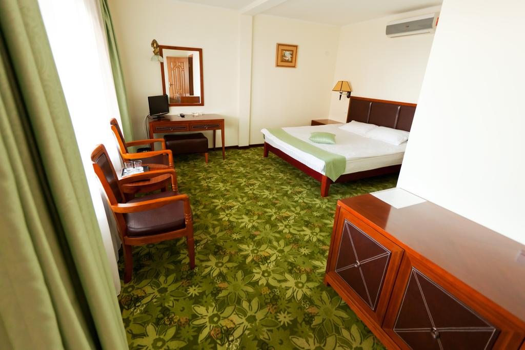 Двухместный (Номер с кроватью размера «king-size» и видом на бассейн) курортного отеля MoreLux, Капчагай