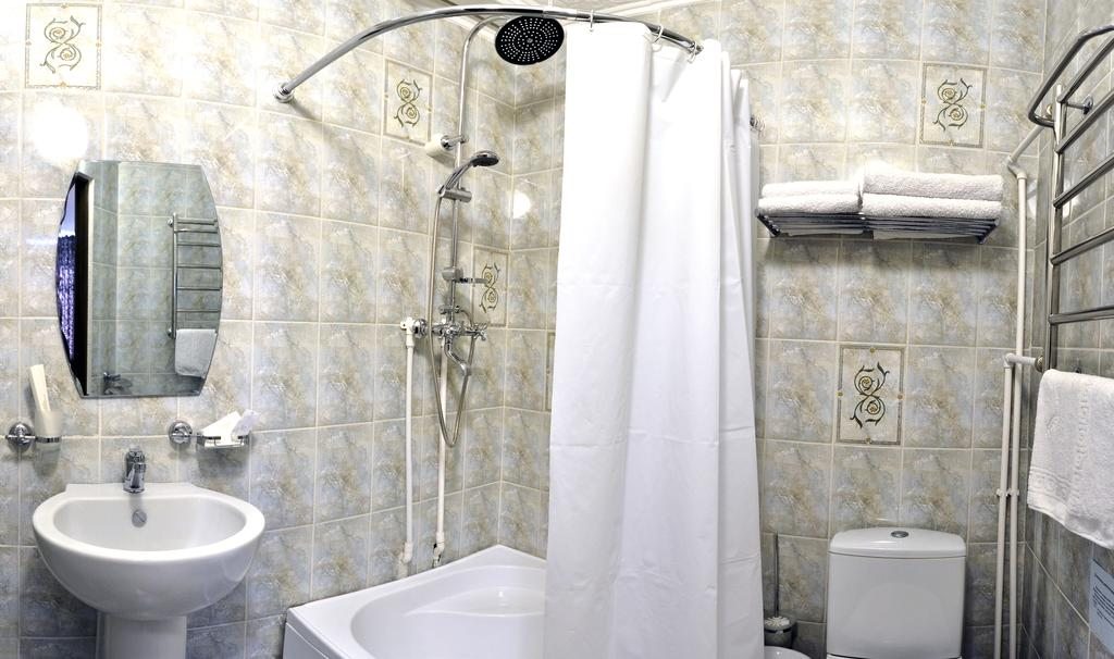 Двухместный (Двухместный номер с 2 отдельными кроватями и собственной ванной комнатой) санатория Березняки