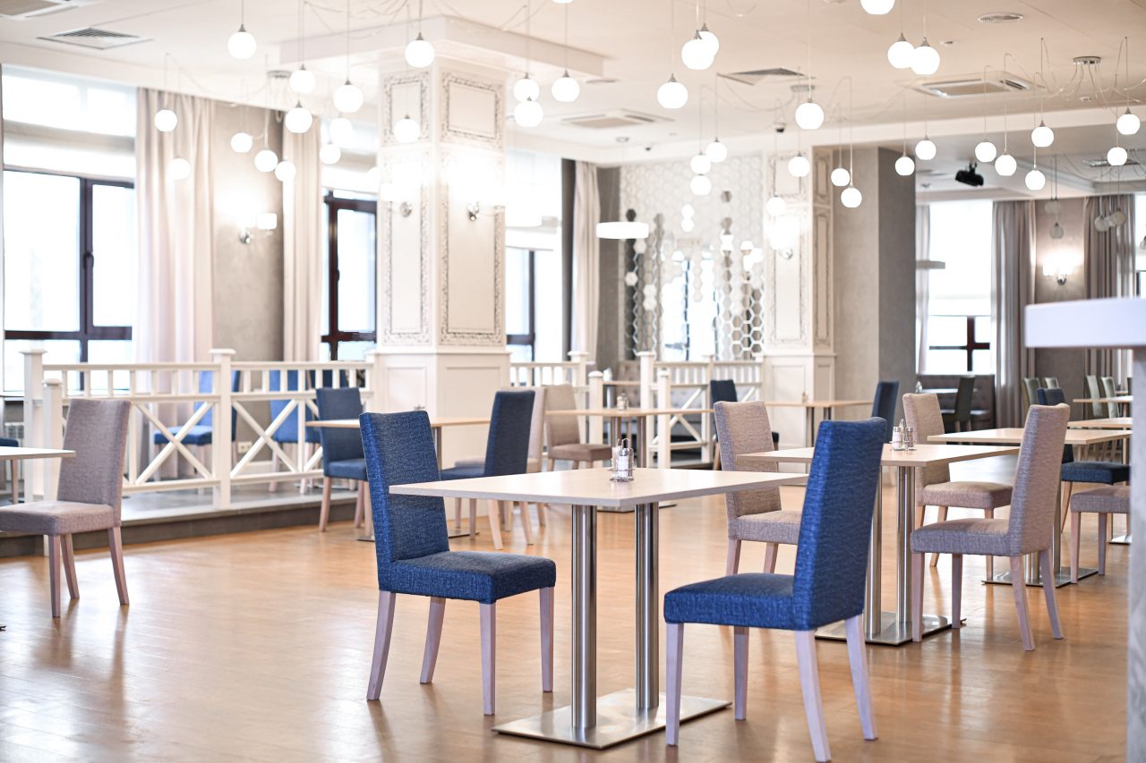 Банкетный-зал, бизнес-ланчи с 12.00 до 14.30 по будням