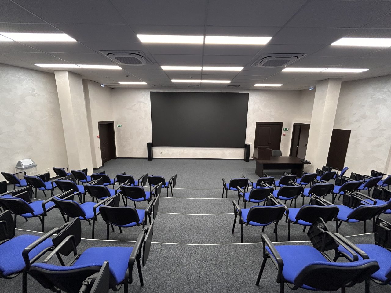 Конференц-зал площадью 108 кв. м, вместимость до 60 человек.