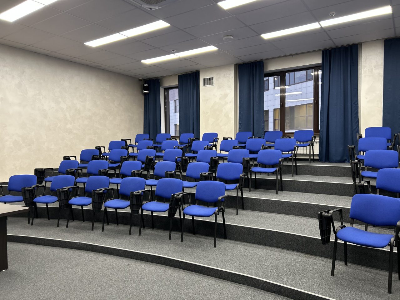 конференц-зал, стулья с откидными столиками