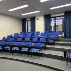 конференц-зал, стулья с откидными столиками