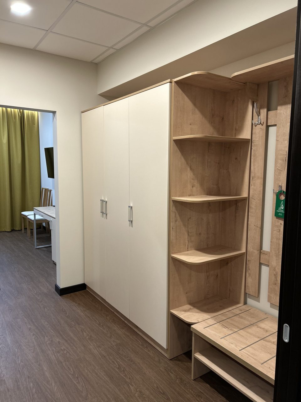 Стандарт TWIN 1 категории, трехстворчатый шкаф