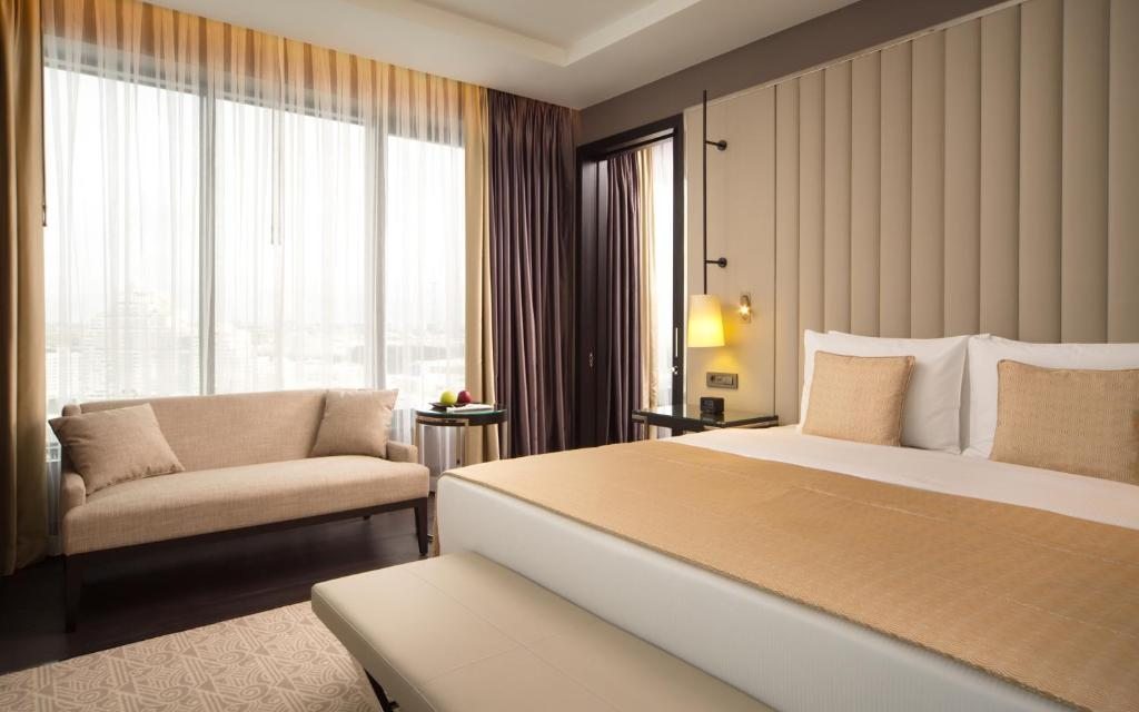 Сьюит (Люкс с кроватью размера «king-size») отеля DoubleTree by Hilton Минск