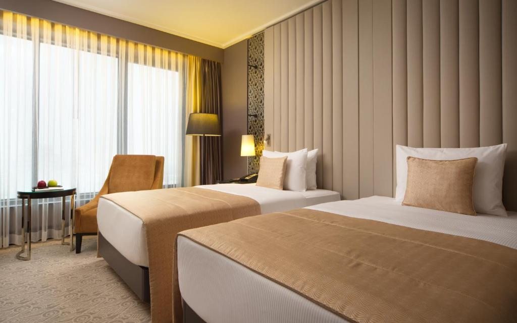 Двухместный (Двухместный номер с 2 отдельными кроватями и видом на реку) отеля DoubleTree by Hilton Минск