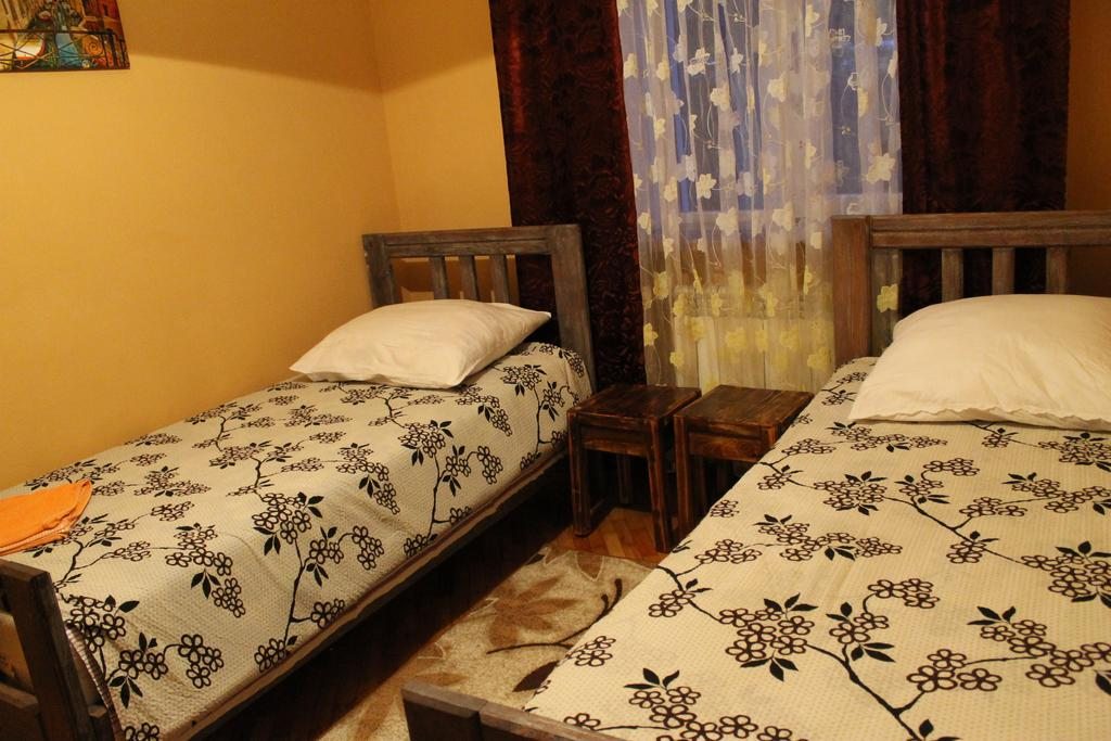 Двухместный (Двухместный номер с 2 отдельными кроватями и общей ванной комнатой) мини-гостиницы Усадьба Славная, Брест