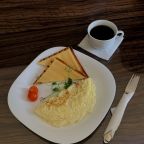 Омлет из двух яиц подаётся с тостами, сыром, томатом черри