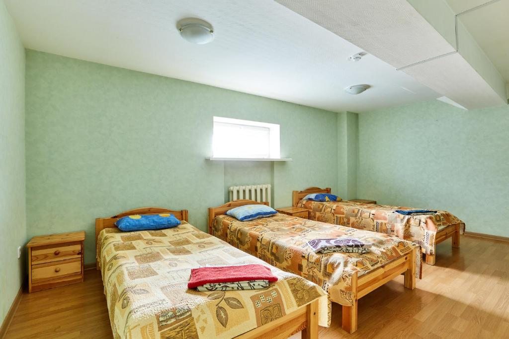 Трехместный (Трехместный номер с собственной ванной комнатой) отеля Олимпийский, Минск