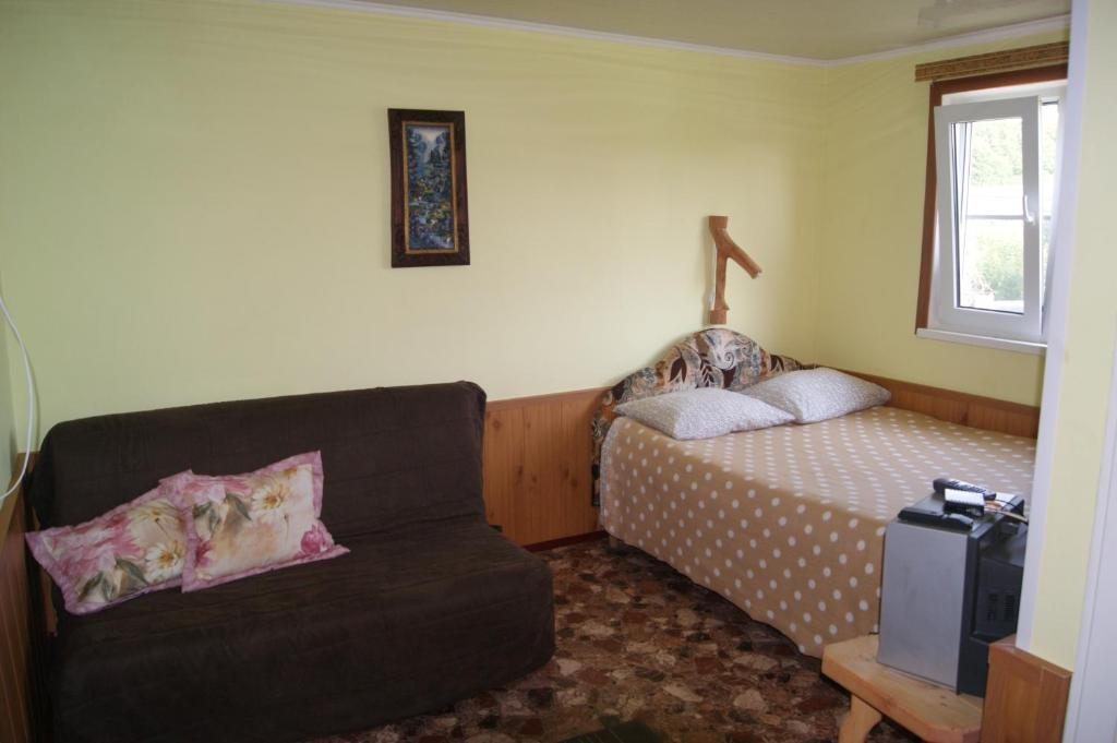 Двухместный (Двухместный номер с двуспальной кроватью и дополнительной кроватью) отеля Экоферма Междуморье, Чекон