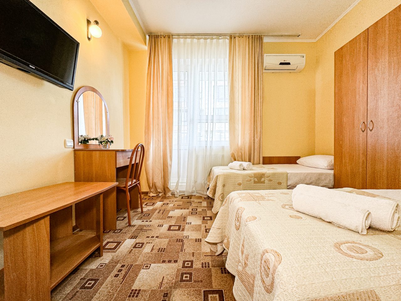 Двухместный (Комфортный двухместный номер с балконом 1 кроватью или 2 отдельными кроватями) гостевого дома Лилия на Пролетарской, Анапа
