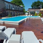 терраса для загара с шезлонгами.